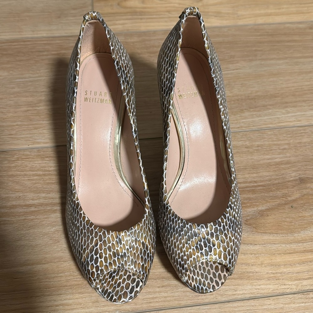 Stuart Weitzman snake skin open toe pump
Size: 6 1/2
Slightly worn on bottom